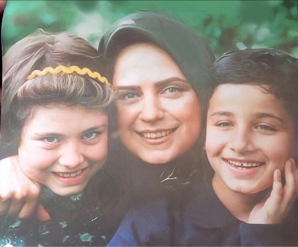  قابی از بازیگر دنیای شیرین و همسرش در یک مراسم 
