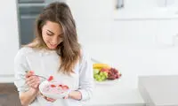 چرا نباید ایستاده غذا بخوریم؟