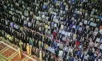 عکسی از یک دختر در قسمت مردانه نماز جمعه 