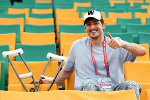 سردار آزمون پشت علی دایی درآمد