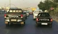 تصویرِ نوشته جالبِ پشت یک وانت جلب توجه کرد