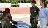 شاهدخت جوان، یونیفرم نظامی پوشید
