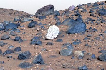 کشف یک تخته‌سنگ سفید بیگانه در مریخ