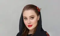 ژست دلنشین آرام جعفری در یک کافه دنج