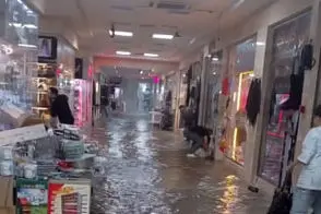 ویدئوی عجیبی از هجوم سیلاب به داخل پاساژ