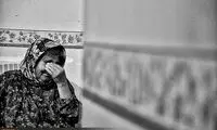 تصویر دردناک از یک مادر معلول رها شده در خیابان