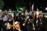  ابتکار جدید دختری در تجمعات شبانه: پرچم گردانی با اسکیت