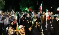  ابتکار جدید دختری در تجمعات شبانه: پرچم گردانی با اسکیت
