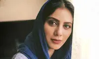 چهره جذاب و تو‌دل‌بروی مونا فرجاد با موهای فر 