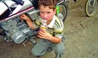 پسری که روزی نیم لیتر بنزین می‌خورد!