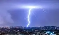 لحظه برخورد وحشتناک صاعقه با هواپیمایی در آسمان