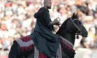 معارفه عجیب ستاره سابق بارسا با هلیکوپتر و اسب!