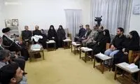 اذان گفتن رهبری در گوش نوزاد شهید جهاندیده