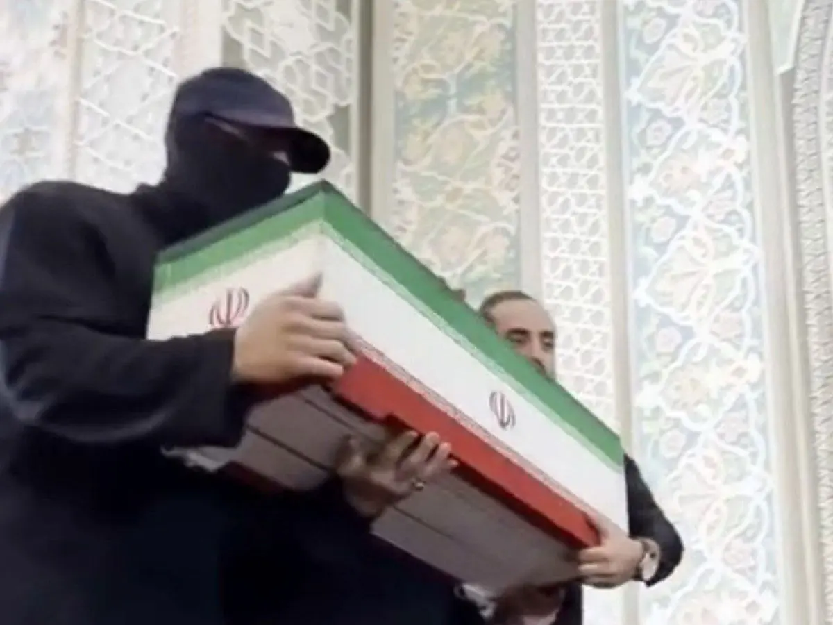 هویت فرد مرموز روز تشییع رهبر انقلاب مشخص شد