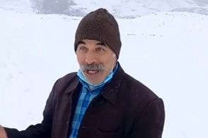 ذوق شدید پیرمرد یزدی پس از بارش برف سوژه شد