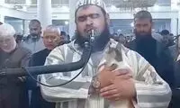 گربه‌ای که روی شانه امام جماعت در نماز رفت!