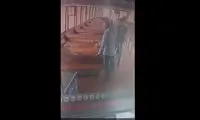 ویدئویی از آتش زدن موی سر یک مرد در ملأ عام