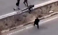 فیلمی هولناک از درگیری مردم با سارقان موبایل