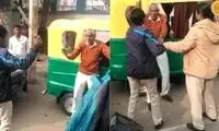 باتوم دو پلیس زن بر سر معلم سالخورده!