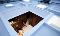 یک خانه منحصر به فرد ژاپنی با پنجره‌های روی سقف 
