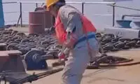 لحظه هیجان‌انگیز آزاد کردن لنگر یک کشتی تجاری