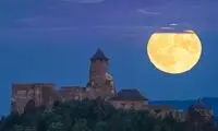 ابَرماه بر فراز قلعه‌‌ باشکوه 