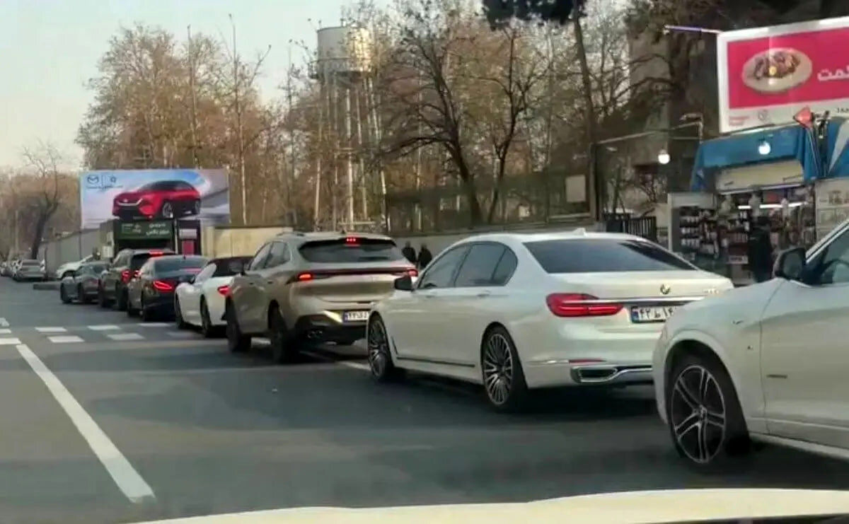صف خودروهای لاکچری برای بنزین سوپر در تهران!