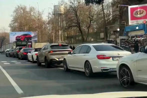 صف خودروهای لاکچری برای بنزین سوپر در تهران!