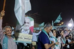 جشن شبانه هواداران پزشکیان در خیابان‌های تهران
