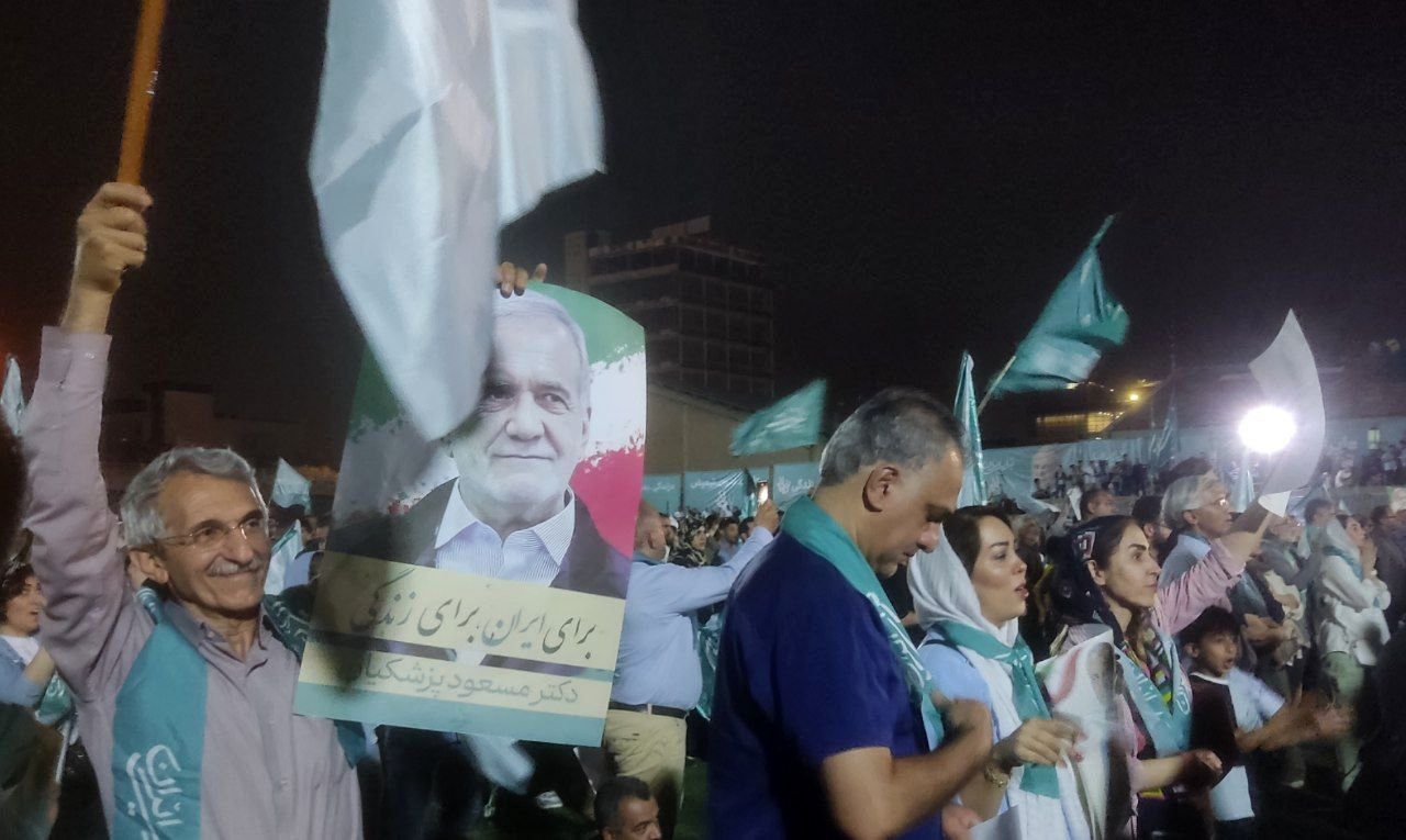 جشن شبانه هواداران پزشکیان در خیابان‌های تهران