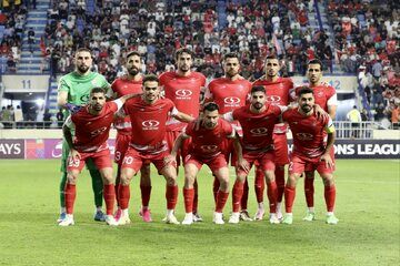 عکس جالب دو بلاگر خارجی در لباس پرسپولیس