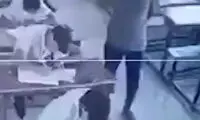 حرکت فداکارانه معلم عراقی مقابل شاگردانش در هوای بسیار گرم!