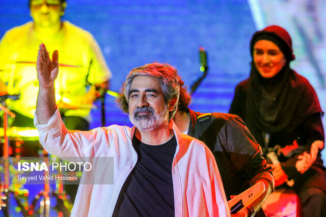 تصویری از کنسرت زنده یاد حسین زمان در دهه ۷۰