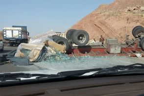 فیلم چپ کردن یک تریلی در جاده مشهد!