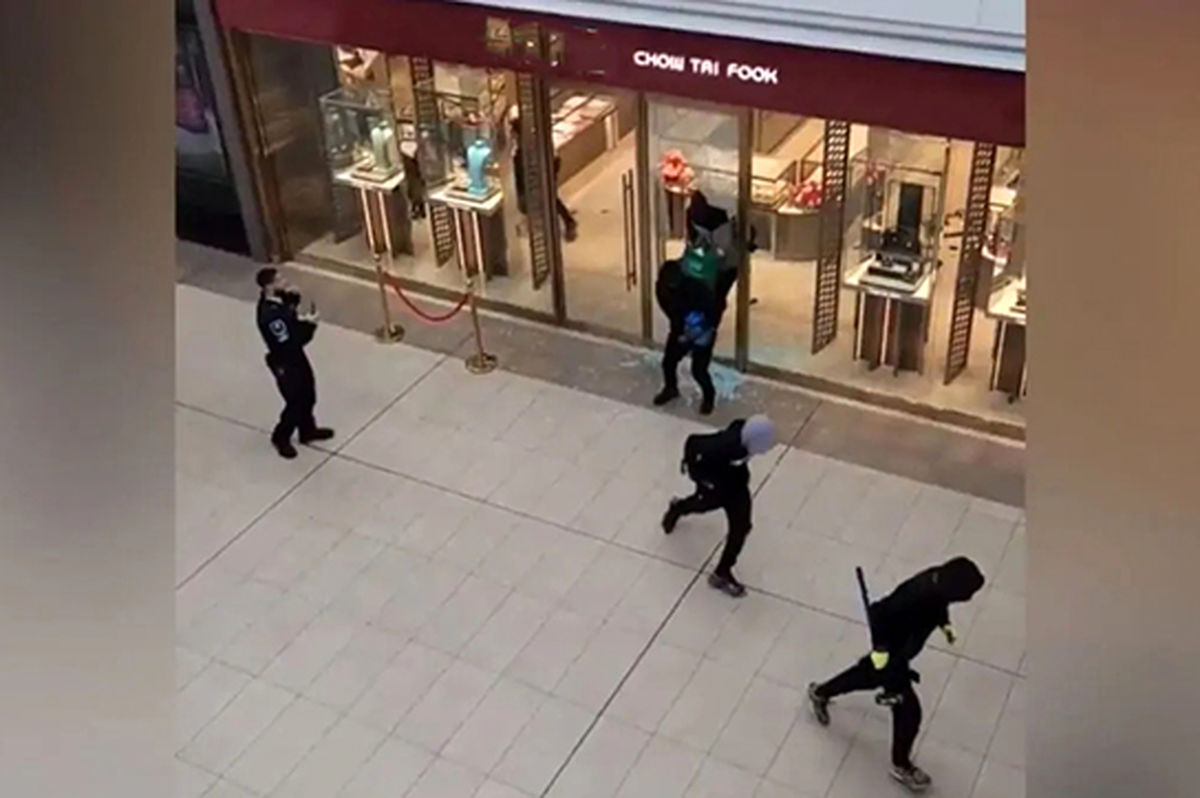 سرقت از جواهرفروشی وسط مرکز خرید!