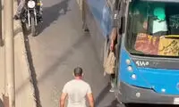 خط‌ونشان یک بدنساز برای اتوبوس‌‌ها وسط خیابان!