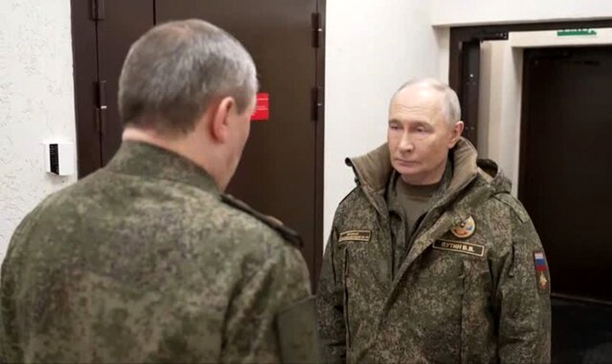 پوتین لباس رزم بر تن کرد