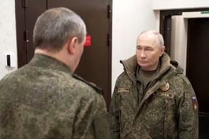 پوتین لباس رزم بر تن کرد