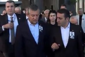 سیلی خوردن رئیس اپوزیسیون ترکیه در ملاعام