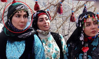 کافه گردی مرجانِ سریال نون‌خ با استایل رنگارنگ و تابستانی