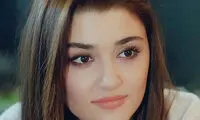 عکسی از هانده ارچل، با تیشرت سفید در یک روز ابری