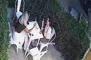 لحظه دلهره‌آور سرقت از دختر جوان مقابل کافه