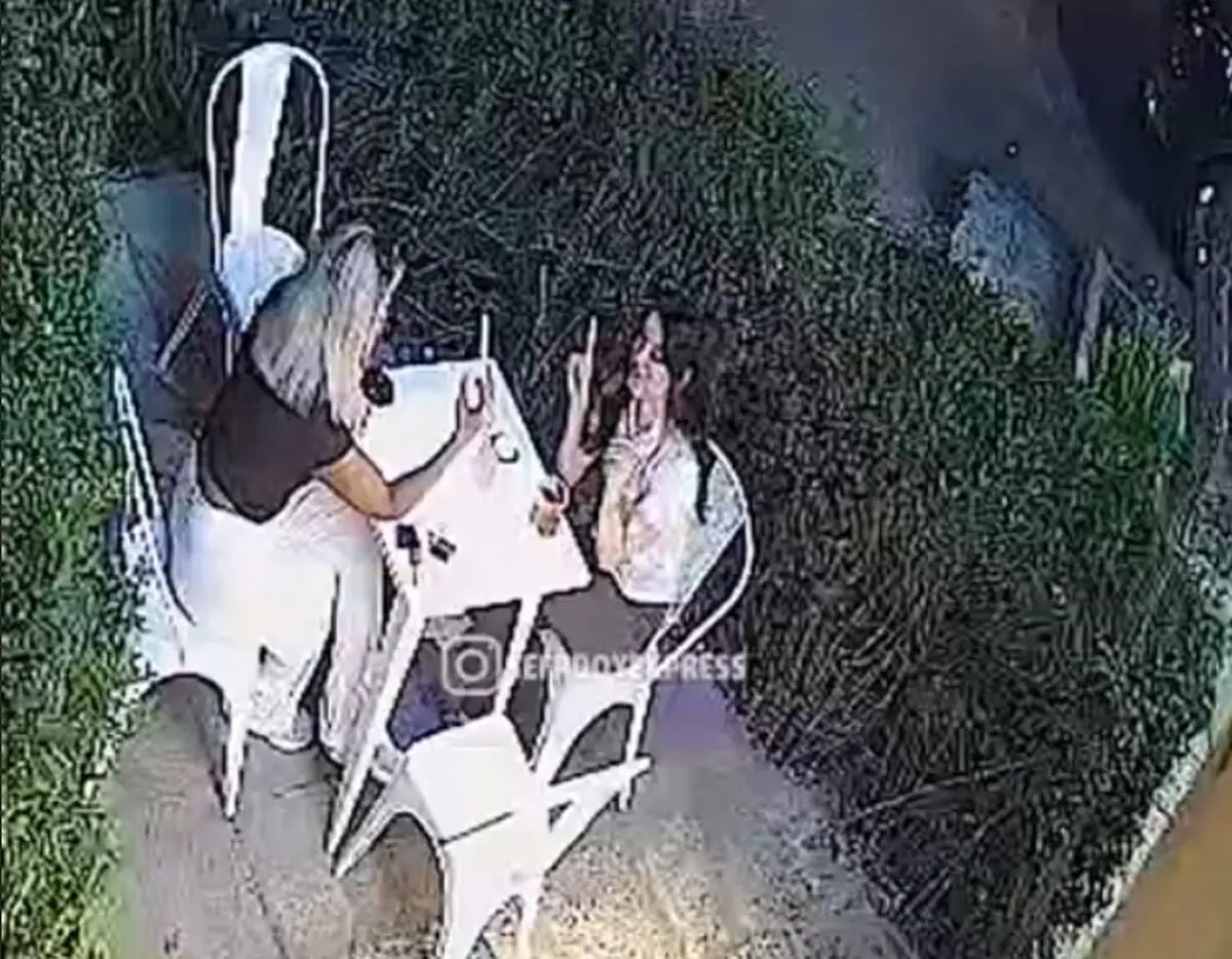 لحظه دلهره‌آور سرقت از دختر جوان مقابل کافه