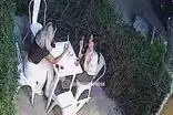 لحظه دلهره‌آور سرقت از دختر جوان مقابل کافه