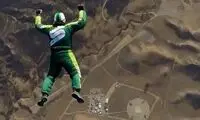 مردی که بدون چتر نجات از هواپیما پرید 