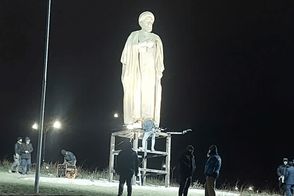 مجسمه شهید رئیسی دوباره در اردبیل نصب شد