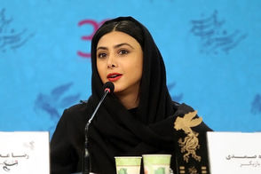 عکس داغ و تازه آزاده صمدی با تیپی بسیار ساده و شیک