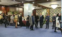 تصویری از حامد بهداد در یادبود امیربانو کریمی