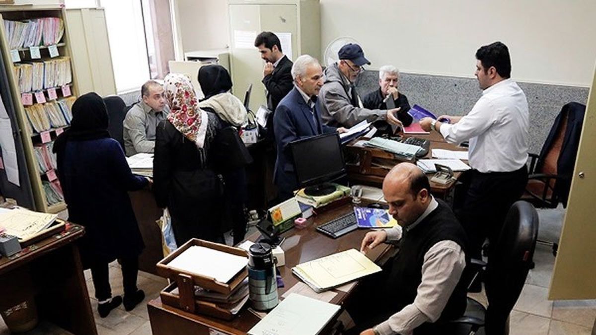   نصب بنر عجیب روی دیوار یک اداره دولتی 