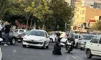 امروز در تهران روی سر این زن برف می‌بارید!